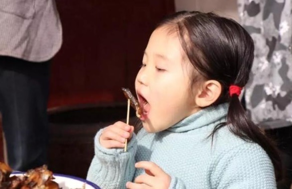 个子|劝告睡前少吃这4种食物,越吃越积食,个子还长不高