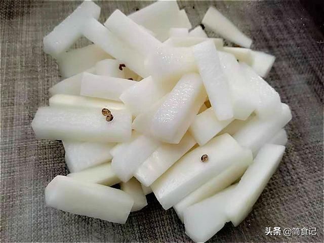 大错|腌萝卜，只加盐是大错！牢记“3不粘”，萝卜更香更脆，1年不坏
