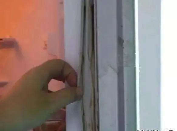 冰箱胶条又脏又黑？一个小绝招，立马干净如新