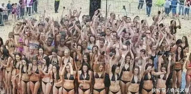 男女|吉尼斯之最:152男女共同完成,网友:这澡洗的舒服