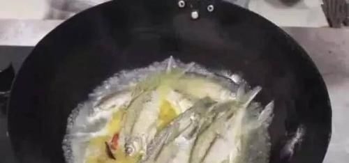 我家的鱼从来不炖,而是这样做,鱼肉鲜嫩又入味,就连鱼骨都吃掉