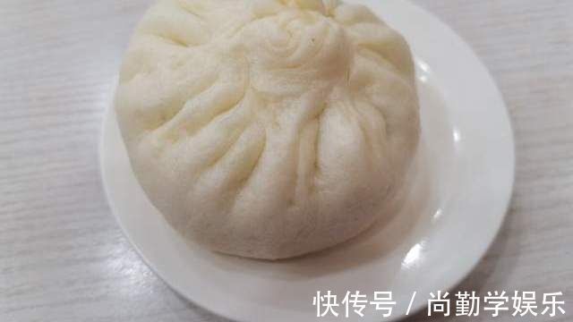 步骤|蒸白菜包子有诀窍，教你发面调馅对的做法，馅香皮软，一吃就上瘾