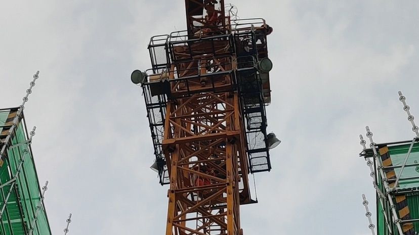身体不适|塔吊司机晕倒被困60米高空 消防救援助其脱困
