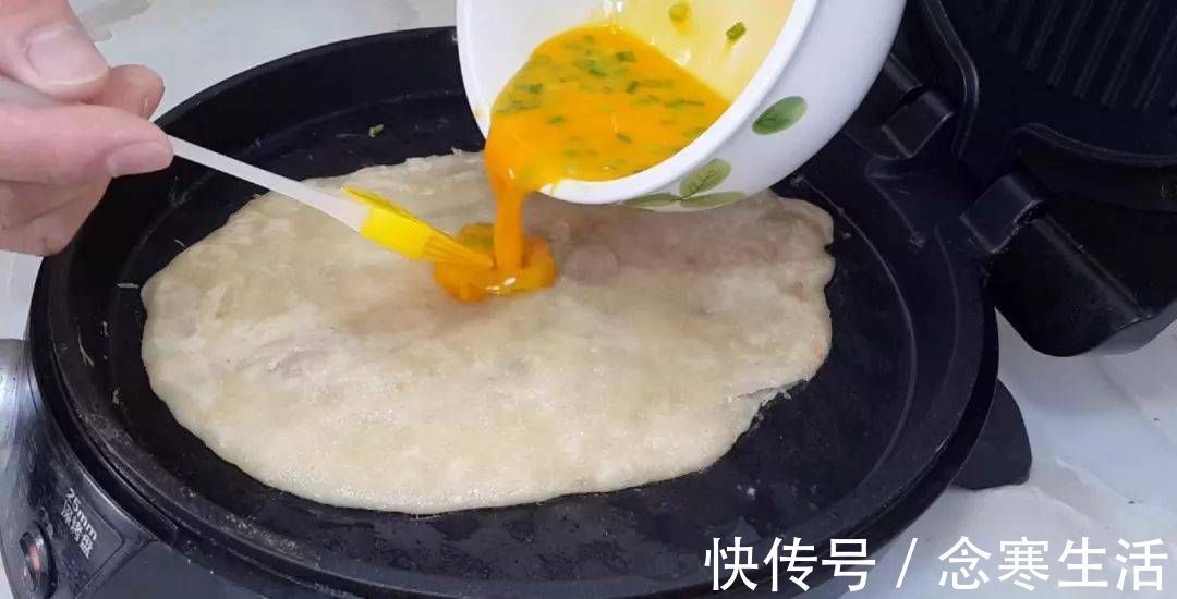 吃早餐蛋糕的新方法，淋上蛋液，比手抓蛋糕简单，比鸡蛋灌饼好