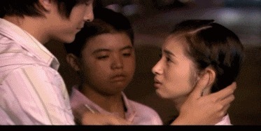 |搞笑GIF:走路玩手机后果很严重 原谅我不厚道的笑了