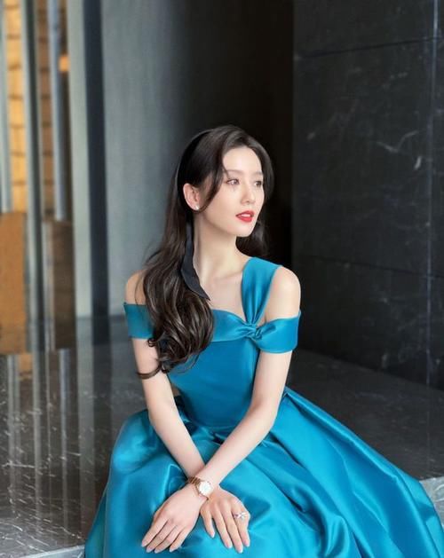 仪态|姐姐仪态出众又会穿,一袭蓝色缎面长裙华丽时髦,优雅精致