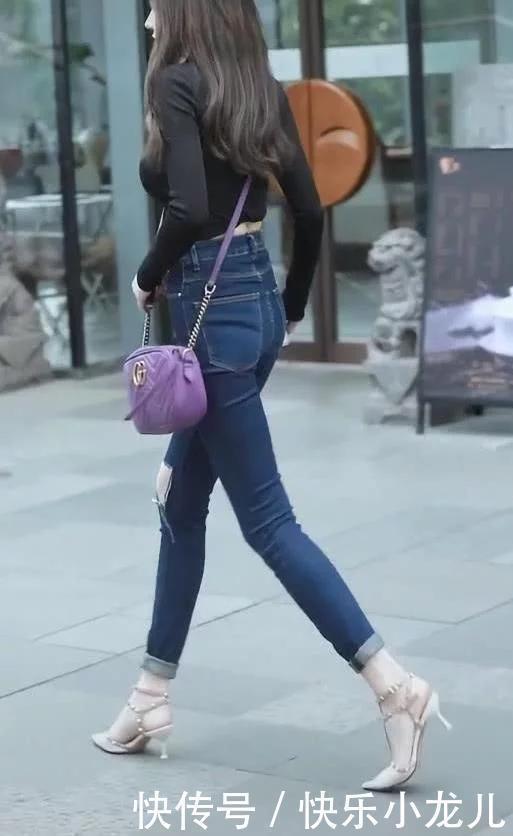 双腿|街拍这个靓姐穿8cm高的“吸盘鞋”,双腿迈开1米,是怎么做到的