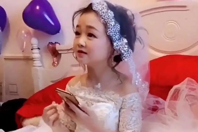 看了又看|“袖珍爸爸”一家四口穿亲子装,路人笑问宝妈:这都是你生的?