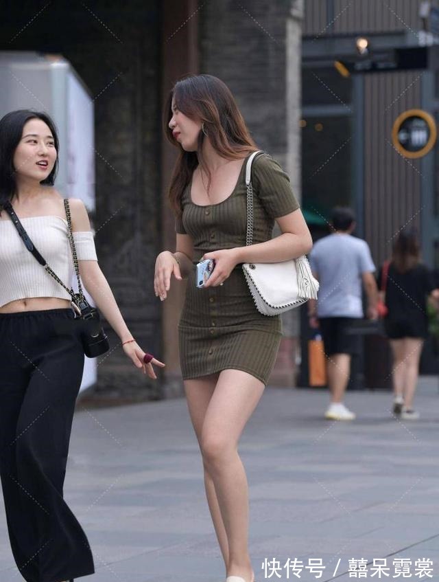 包包 墨绿色的衣服配上白色的背包，营造出气质穿搭，散发高级气息！