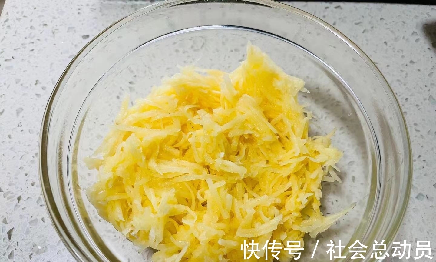 土豆丝饼|天热懒得做早餐,试试土豆这种吃法,只需简单2步,好吃还管饱
