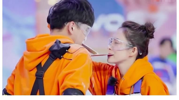 《快本》开播24周年,谢娜发博晒名场面,节目组喊话:等你哦