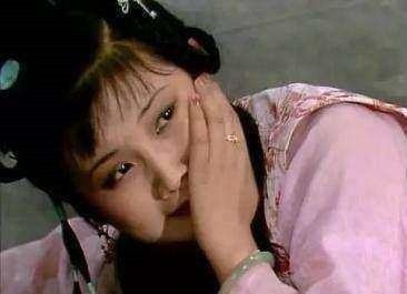 宝玉!红楼梦:众目睽睽之下,金钏儿为何让宝玉吃她嘴唇上的胭脂?