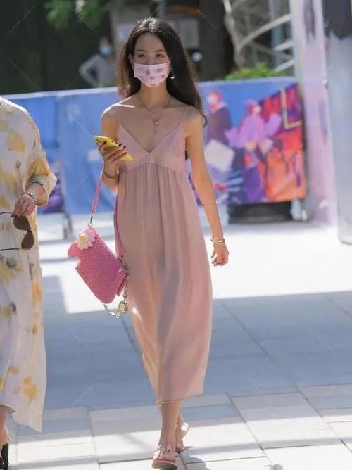 马甲裙 超粉嫩的真丝吊带裙,质感轻盈,减龄年轻,甜美范十足