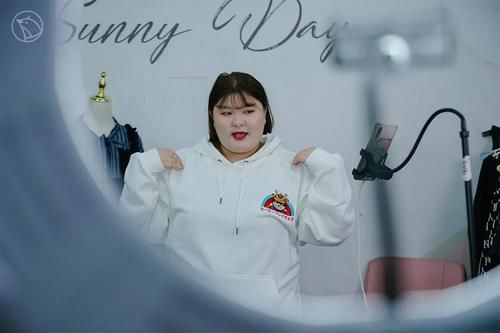 大码|200斤女孩在乡下被嘲笑，进城做大码模特快乐谋生