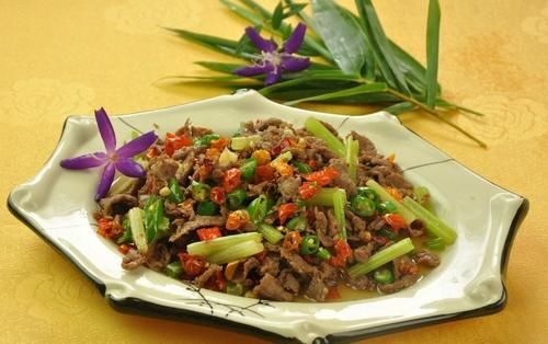  鲜嫩|大厨这样做青椒炒肉丝，青椒翠绿，肉丝鲜嫩，美味又解馋