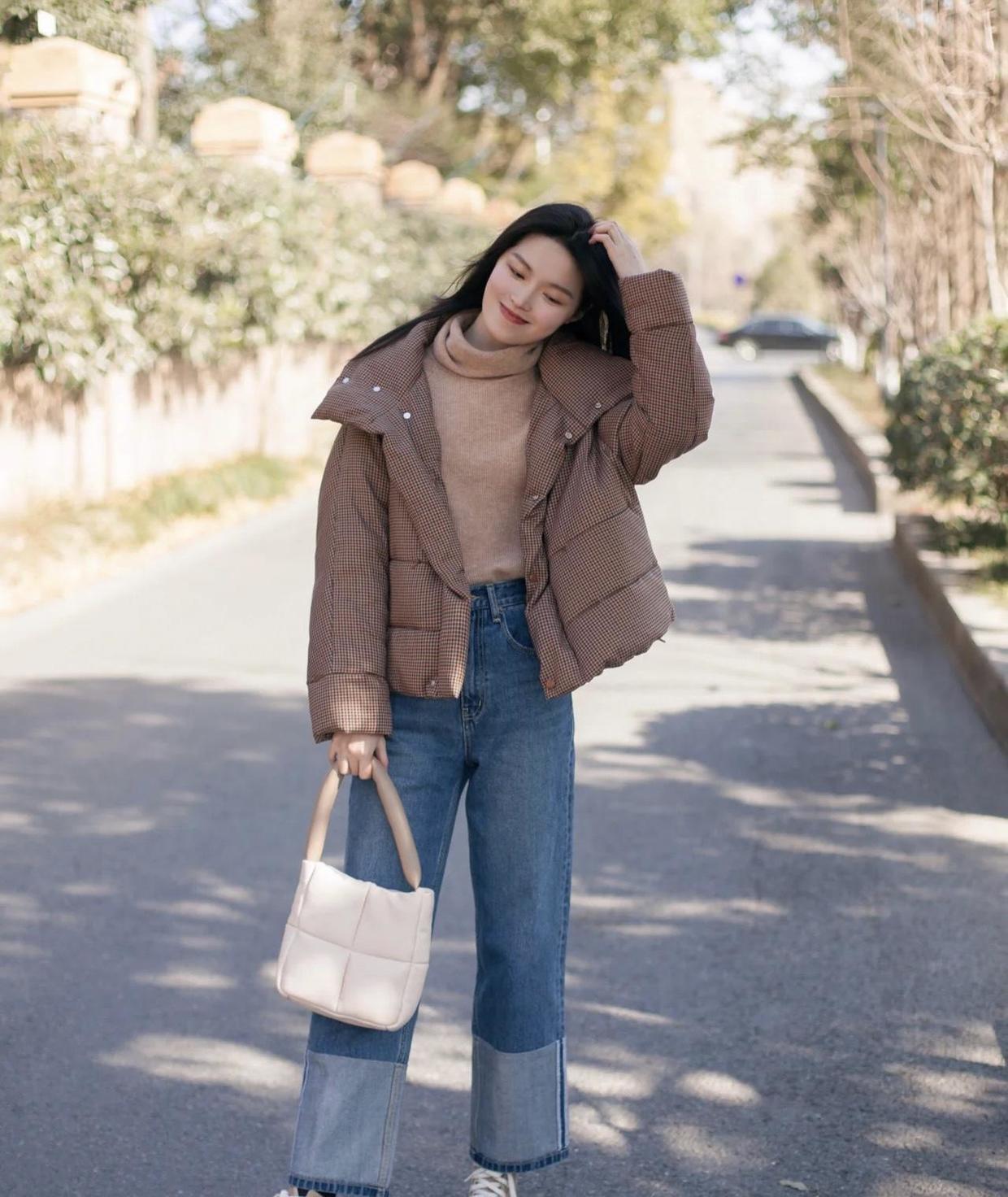 直筒|奔三奔四的女性如何选牛仔裤,掌握这几个搭配方法,洋气又减龄