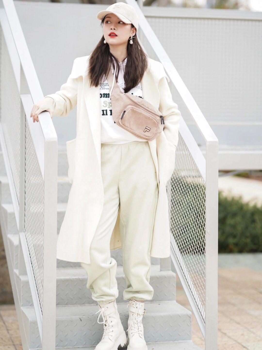 黑白配|觉得大衣厚重?试试卫衣叠穿技巧,让你瞬间化身韩系美女,超好看