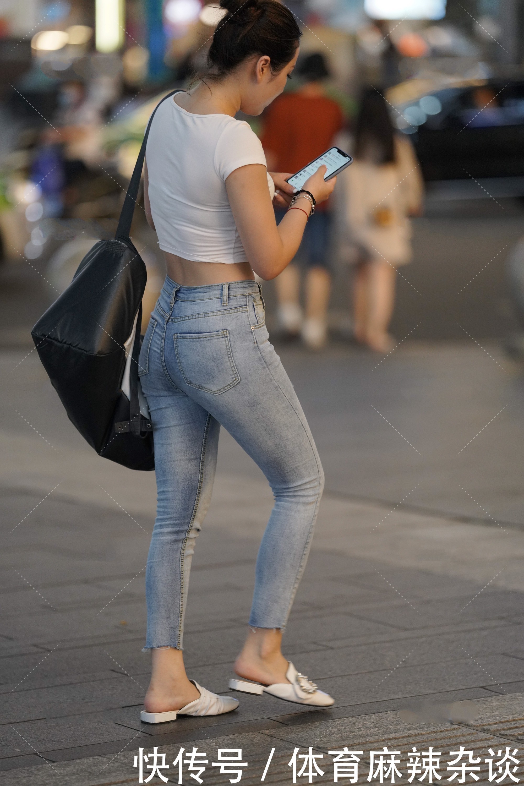 短款 短款上衣,除了搭配牛仔裤之外,配裙子也是不错的选择