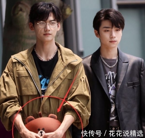 刘宇 INTO1离岛一人带一件物品:刘宇带盆花,AK在搞笑?