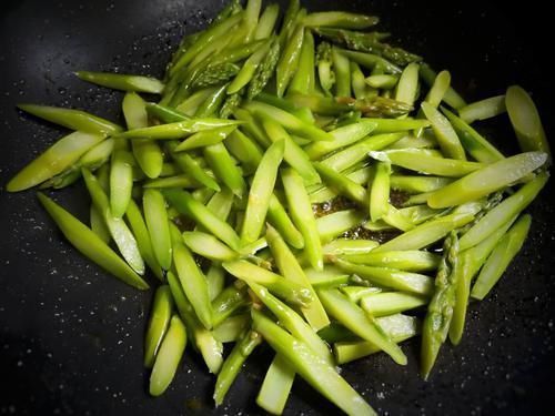 芦笋|遇到这菜赶紧吃，一个月从20元降到8元一斤，燃烧脂肪最在行