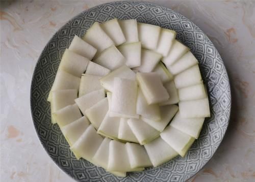  做法|冬季，这是金银蒜蓉酱汁的做法，冬瓜清淡味美颜值高，给肉都不换