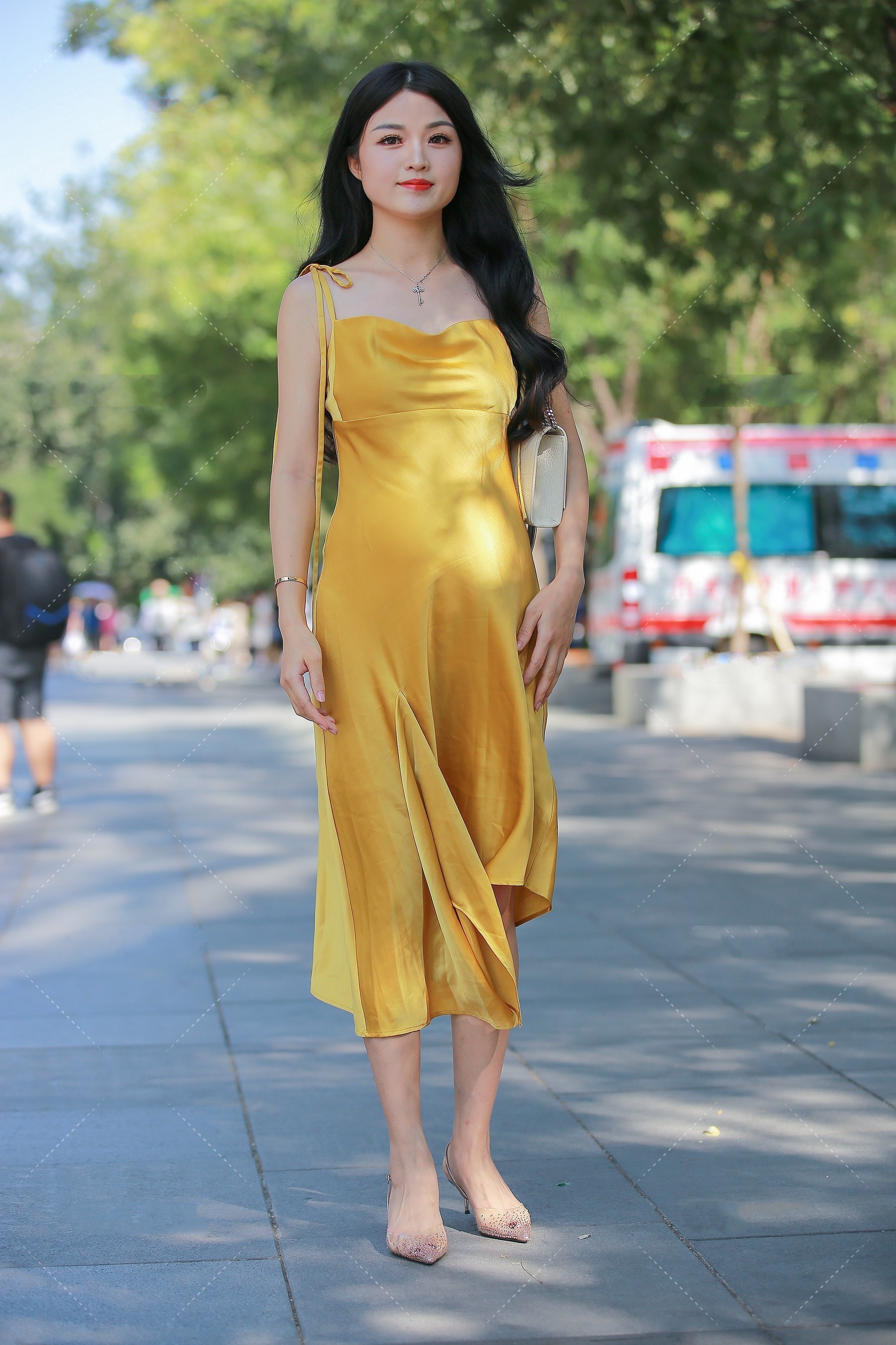 连衣裙穿上很显气质, 黄色连衣裙显得皮肤白到发光