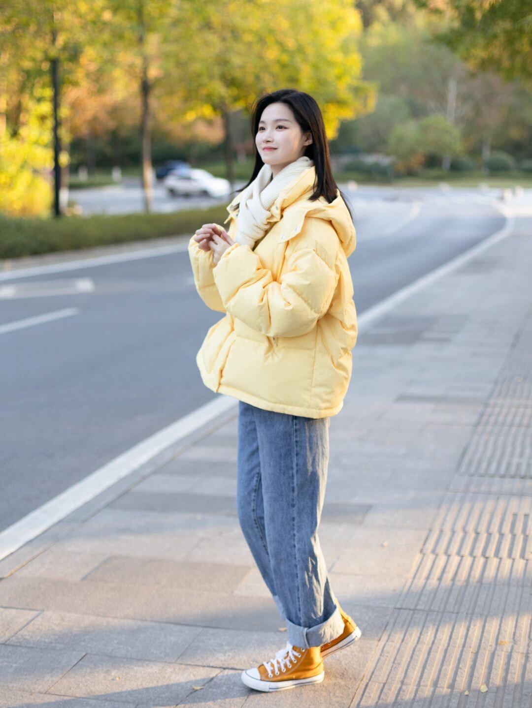 大衣|小个子女生冬季搭配指南|高腰短款羽绒服+宽松直筒牛仔裤,百搭又时尚!
