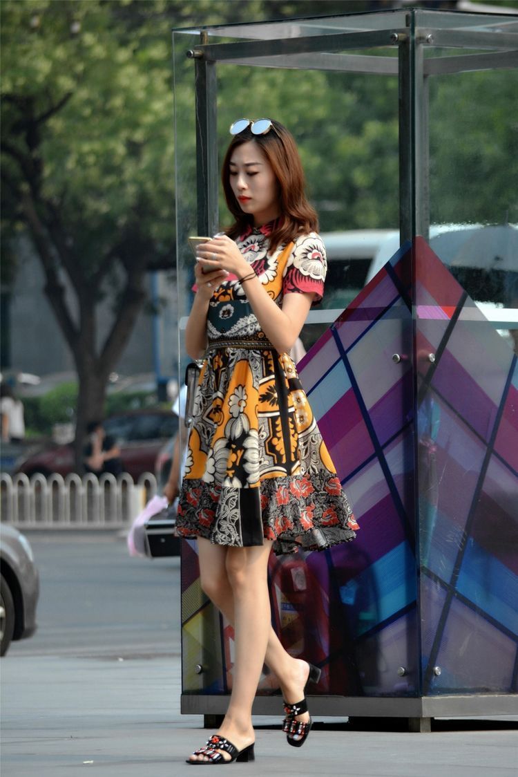 卷发|身穿黑色抹胸公主裙 ,小卷发和精致的五官更配哦,小姐姐笑得很甜