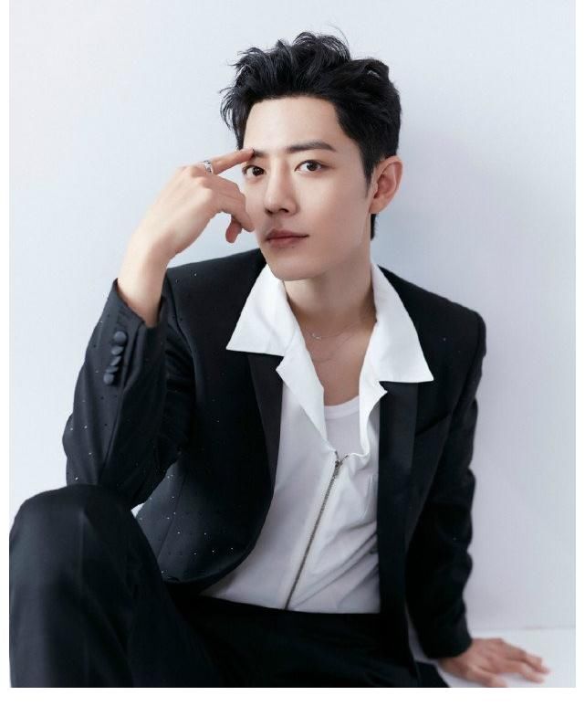 斗罗大陆|肖战和工作人员PK做俯卧撑，以一敌三一口气做65个，最后似累到晕眩