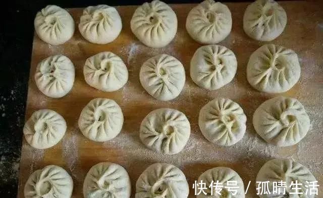 无论蒸馒头还是包子发面只加酵母是大忌。多加3样,分分钟溢盆!