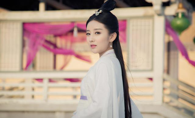 她原是《非誠勿擾》的觀眾,因長得美被星探發(fā)掘,搖身一變成演員