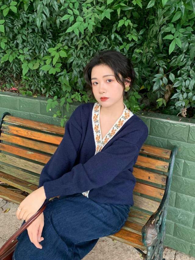 秋冬|普通人也适合穿的风格,棕色衬衫+黑色牛仔裤,保暖又时尚