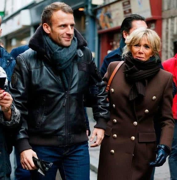 终于|法国夫人终于换发型,穿大衣扎个啾啾好显年轻,连气质都提升不少