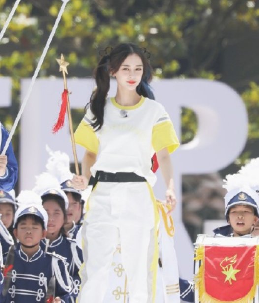 baby夏日双马尾造型用头发编出爱心，墨镜一带像成人版lucky，童趣满满