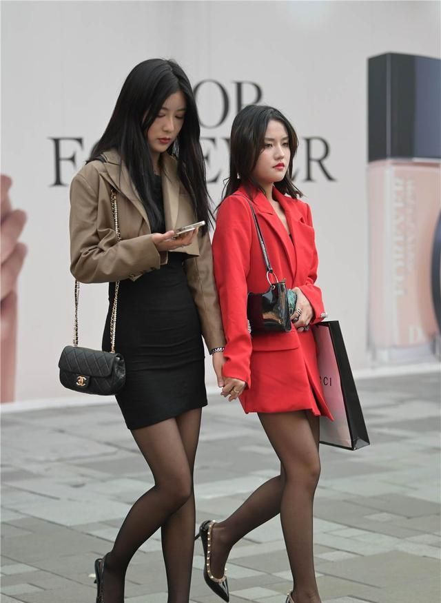 高跟鞋 深秋时节,很多美女会搭配黑色丝袜,还是选择高跟鞋更精致