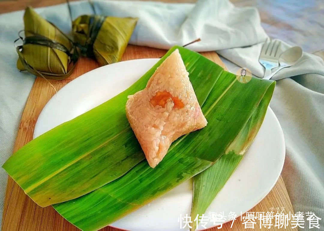 香菇|端午节将至，教你做鲜香味美的咸蛋黄肉粽，软糯诱人，吃了还想吃
