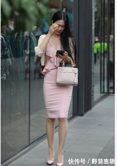 荷叶|美女穿搭：粉色吊带裙搭配短款开衫， 优雅大气， 气质感十足