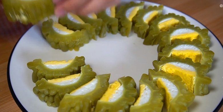 最近很火的苦瓜做法，饭店一份卖58，在家做成本不到5元，真解馋