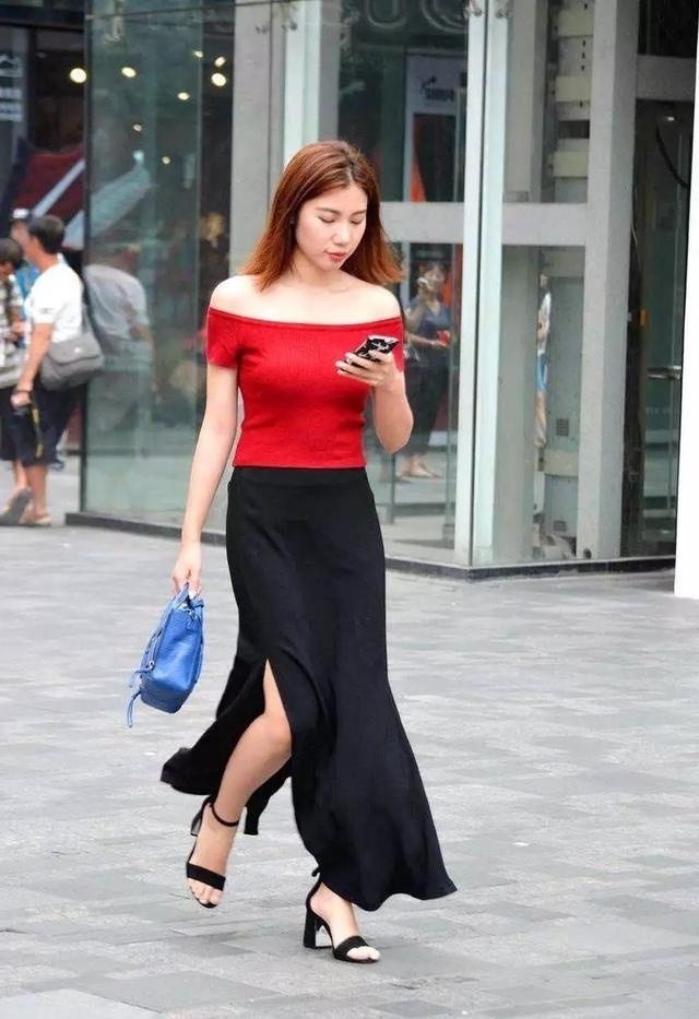 路人街拍,小姐姐穿着一件红色的一字肩上衣,十分的有魅力