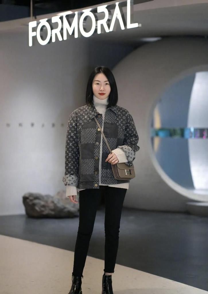 黑靴+下装=初春最佳组合，洋气个性又显腿长，时髦精们都上头了