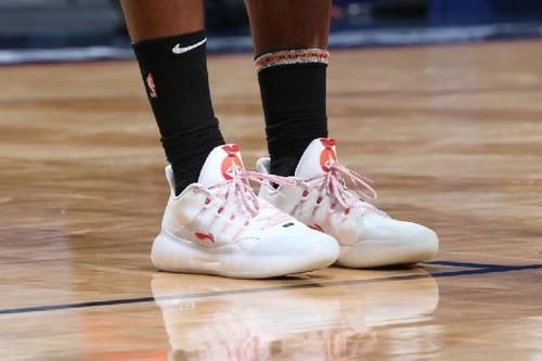 相信经常看博主发的球鞋上脚