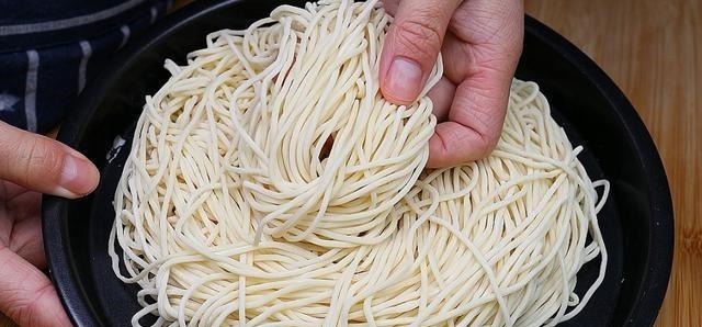喜欢吃面条的要收藏,早餐面条懒人做法,孩子一大碗都不够吃