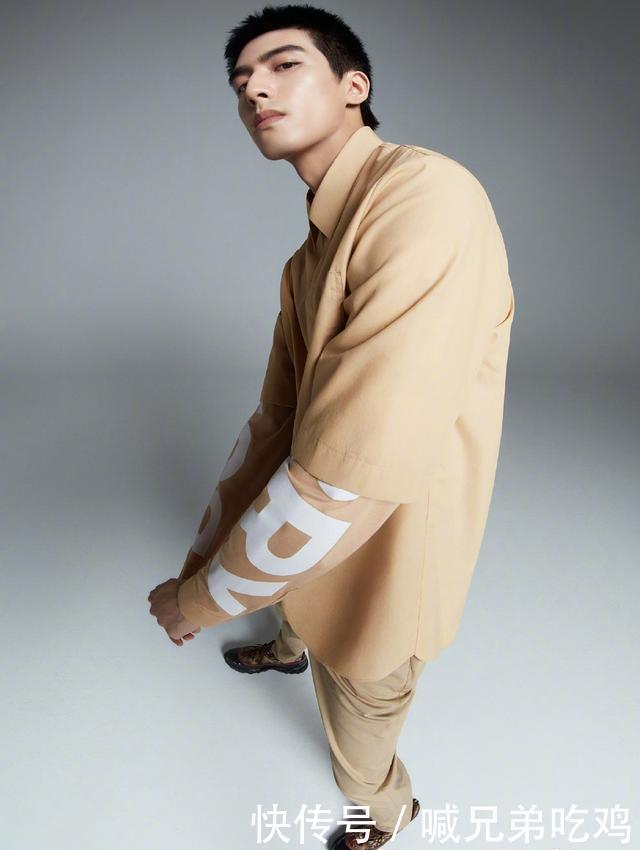  寸头|宋威龙多“时髦”斑马造型腿真长，寸头配迷彩鞋，没颜值不敢穿