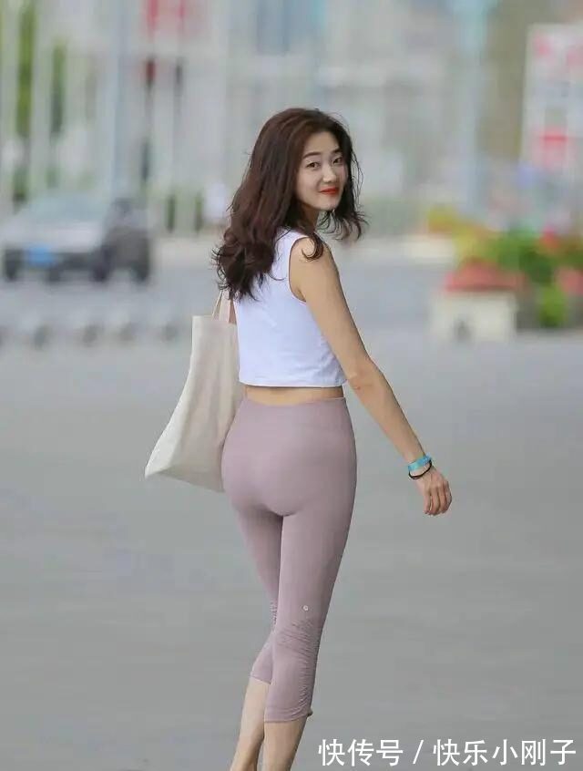 版型 打底裤的打扮呈现出女性优雅淑女气质,在简约中尽显气质