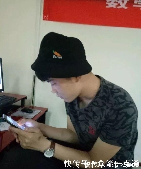 |搞笑p图:求大神帮忙在电梯里p个男朋友,大神的回复有点皮啊!