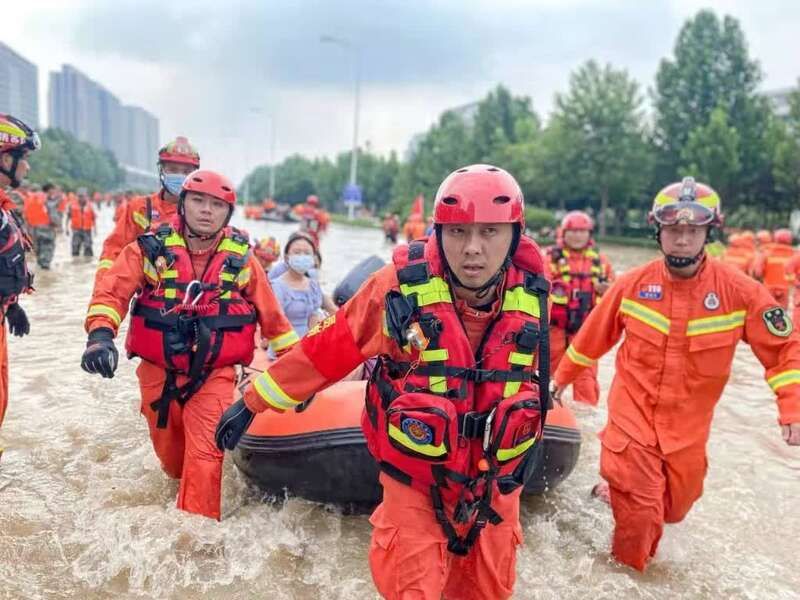 疏散|郑州阜外医院雨水齐腰深，江苏消防疏散群众700余人