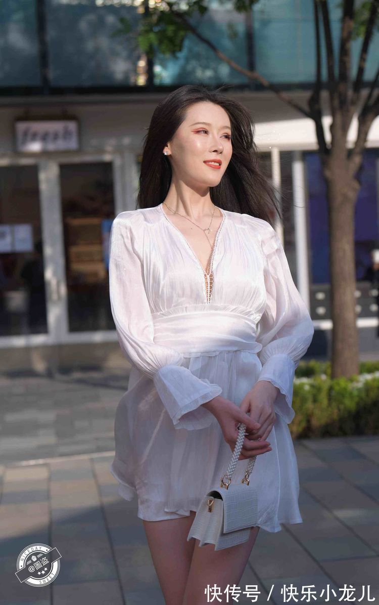 小姐姐 穿着一身连衣裙的小姐姐,修身的版型凸显身材,真佩服她