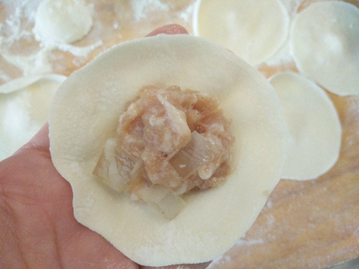 会流汤的灌汤小笼包，皮薄多汁味道棒，很简单一看就会