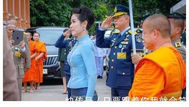 珠宝!36岁诗妮娜光彩照人,佩戴太后蓝宝石套装,下一个目标就是王冠