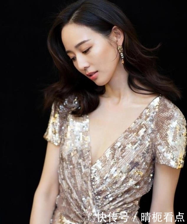 戚薇|戚薇撞衫张钧甯,两人同穿亮片“浴袍”,却输在了“漫画发型”